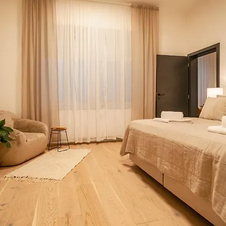 Sting Old Town Apartment