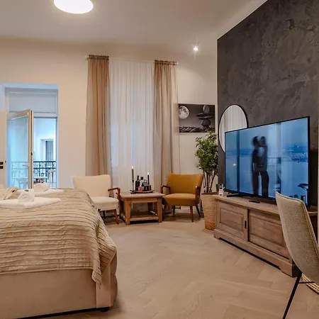 Sting Old Town Apartment